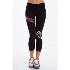Czarne legginsy z napisami 3/4 7059. Czarne legginsy damskie Fasardi, s, z napisami. Za 29,00 zł.