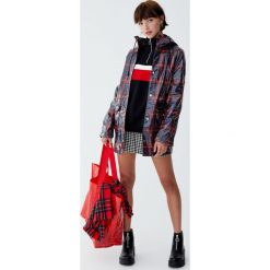 Kurtka przeciwdeszczowa w kratkę z kapturem. Czerwone kurtki damskie Pull&Bear, w kratkę, z kapturem. Za 199,00 zł.