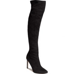 Muszkieterki GUESS - Teodara FL8TEO ESU11 BLACK. Czarne kozaki damskie Guess, ze skóry ekologicznej, przed kolano, na wysokim obcasie, na obcasie, bez zapięcia. W wyprzedaży za 439,00 zł.