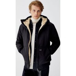 Kurtka z kapturem i podszewką ze sztucznego baranka. Czarne kurtki męskie Pull&Bear, m, z kapturem. Za 229,00 zł.