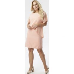 Łososiowa Sukienka Petoseise. Różowe sukienki damskie Born2be, s, bez wzorów, z szyfonu, z okrągłym kołnierzem, z krótkim rękawem, krótkie, midi, dopasowane. Za 89,99 zł.