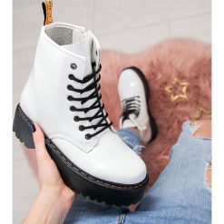 Glany damskie N/M KS-1255 Białe. Białe botki damskie N/M, z tkaniny, bez obcasa, na zamek. Za 139,00 zł.