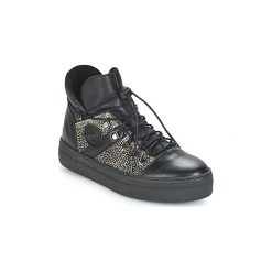 Buty Pataugas Whip. Czarne trampki i tenisówki damskie marki Pataugas, bez wzorów, bez zapięcia. Za 559,20 zł.