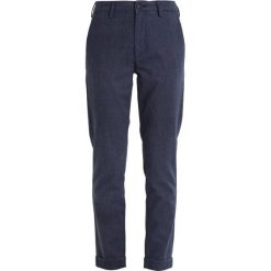 Lee SLIM CHINO Chinosy grey. Szare chinosy damskie marki Lee, z bawełny. W wyprzedaży za 255,20 zł.