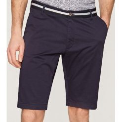 Spodenki i szorty męskie: Szorty slim fit z ozdobnym pasem - Granatowy