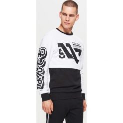 Bluza z nadrukiem WHATEVER - Biały. Białe bluzy męskie z nadrukiem marki Cropp, s. Za 99,99 zł.