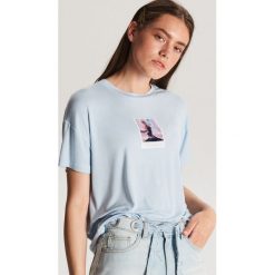 Koszulka oversize - Niebieski. Niebieskie koszulki damskie Cropp, s, bez wzorów, bez kołnierzyka, bez rękawów. Za 29,99 zł.