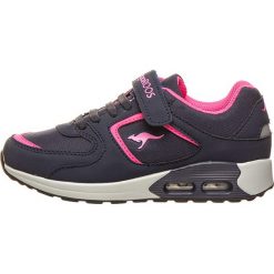 Sneakersy w kolorze granatowo-różowym. Różowe trampki dziewczęce KangaROOS, bez wzorów, z gumy, bez zapięcia. W wyprzedaży za 102,95 zł.