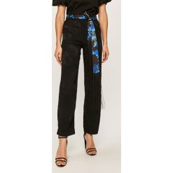 Desigual - Spodnie. Czarne spodnie damskie Desigual, w paski, z poliesteru. W wyprzedaży za 239,90 zł.