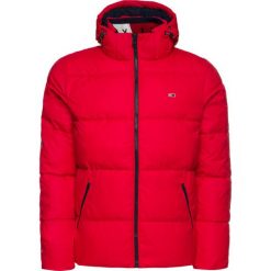 Kurtka puchowa Tommy Jeans Essential Hood Puffa DM0DM07114. Czerwone kurtki męskie Tommy Jeans, xl, bez wzorów, z elastanu, bez kaptura. W wyprzedaży za 629,00 zł.