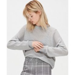 Lekki sweter o drobnym splocie - Jasny szary. Szare swetry damskie Cropp, s, bez wzorów, ze splotem, bez rękawów, bez kaptura. Za 59,99 zł.