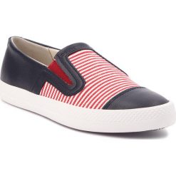 Tenisówki GEOX - D Giyo B D829FB 0AW54 C7217 Red/Navy. Niebieskie półbuty damskie Geox, bez wzorów, z gumy, bez obcasa, na płaskiej podeszwie, bez zapięcia. W wyprzedaży za 279,00 zł.