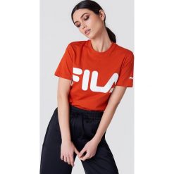 FILA Klasyczny T-shirt z logo - Orange. Pomarańczowe t-shirty męskie Fila, z nadrukiem, z klasycznym kołnierzykiem. Za 91,95 zł.