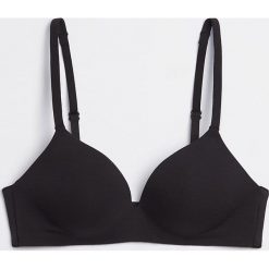 Biustonosz w kolorze czarnym. Czarne biustonosze Gap Body, z haftami. W wyprzedaży za 76,95 zł.