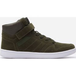 Sneakersy za kostkę - Khaki. Brązowe sneakersy męskie House, za kostkę, bez zapięcia. W wyprzedaży za 79,99 zł.