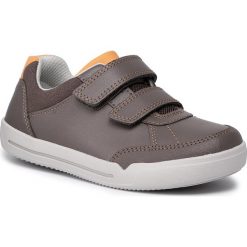 Sneakersy CLARKS - Emery Sky K 261455377 Brown Leather. Pomarańczowe trampki chłopięce Clarks, bez wzorów, z zamszu, na rzepy. W wyprzedaży za 169,00 zł.