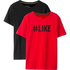 T-shirt (2 szt.) bonprix czerwony z nadrukiem + czarny. Czarne koszule chłopięce bonprix, z nadrukiem, bez kołnierzyka, bez rękawów. Za 39,98 zł.