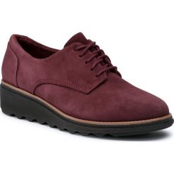 Półbuty CLARKS - Sharon Noel 261363634 Burgundy Nubcuk. Czerwone półbuty damskie Clarks, na co dzień, bez wzorów, ze skóry, bez obcasa, na koturnie, bez zapięcia. Za 389,00 zł.