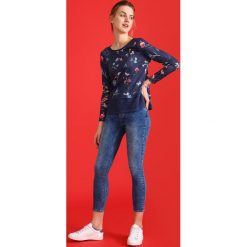 Sweter długi rękaw damski klasyczny. Niebieskie swetry damskie Top Secret, na lato, bez wzorów, z jeansu, klasyczne, z długim rękawem, długie, bez kaptura. W wyprzedaży za 29,99 zł.