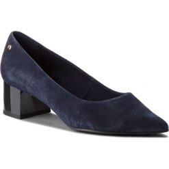 Półbuty TOMMY HILFIGER - Elevated Suede Mid Heel Pump FW0FW03390 Tommy Navy 406. Czarne półbuty damskie skórzane marki TOMMY HILFIGER, z okrągłym noskiem, na obcasie. Za 549,00 zł.