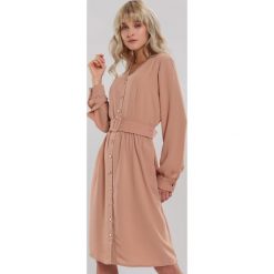 Beżowa Sukienka Aveyron. Brązowe sukienki damskie Renee, s, bez wzorów, eleganckie, z koszulowym kołnierzykiem, bez rękawów, długie, midi, rozkloszowane. Za 99,99 zł.