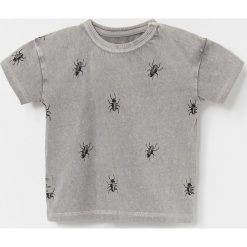 Wzorzysty t-shirt z bawełny organicznej - Jasny szary. Szare t-shirty męskie Reserved, bez wzorów, z bawełny, bez kołnierzyka. W wyprzedaży za 19,99 zł.