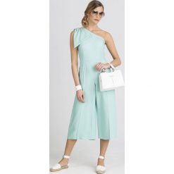 KOMBINEZON Elisabetta Franchi off shoulder. Zielone kombinezony damskie Elisabetta Franchi, na imprezę, bez wzorów, z wiskozy, z włoskim kołnierzykiem, bez rękawów. Za 959,00 zł.
