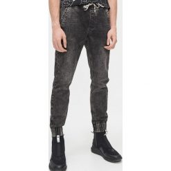 Jeansowe slim joggery - Szary. Szare spodnie męskie Cropp, m, z jeansu. Za 119,99 zł.