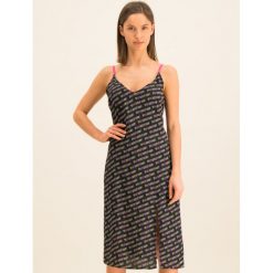 Sukienka codzienna Tommy Jeans Printed DW0DW07599. Czarne sukienki damskie Tommy Jeans, na co dzień, s, bez wzorów, z jeansu, bez kołnierzyka, bez rękawów, proste. W wyprzedaży za 259,00 zł.