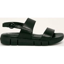 Tamaris - Sandały skórzane. Czarne klapki damskie Tamaris, bez wzorów, ze skóry, bez obcasa, na obcasie. Za 239,90 zł.