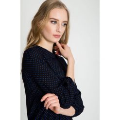 Granatowa bluzka w delikatne groszki BIALCON. Szare bluzki damskie BIALCON, w grochy, z tkaniny, eleganckie, z wykładanym kołnierzem, bez rękawów. W wyprzedaży za 132,00 zł.