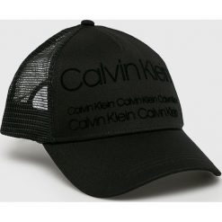 Calvin Klein - Czapka. Czarne czapki z daszkiem damskie marki Calvin Klein, z poliesteru. Za 159,90 zł.