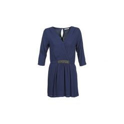 Sukienki krótkie Betty London DUSTY. Niebieskie sukienki damskie Betty London, s, bez wzorów, bez kołnierzyka, z krótkim rękawem, krótkie, mini. Za 116,35 zł.