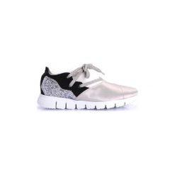 Buty Patrizia Pepe SV0004/A3GP-I2SA. Różowe trampki i tenisówki damskie Patrizia Pepe, bez wzorów, bez zapięcia. Za 389,00 zł.