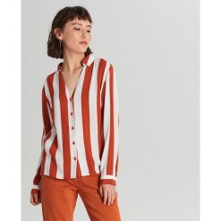 Koszula z dekoltem V neck - Bordowy. Czerwone koszule damskie Cropp, s, bez wzorów, bez kołnierzyka, bez rękawów. W wyprzedaży za 29,99 zł.