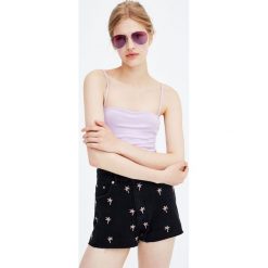 Jeansowe spodenki mom fit w palmy. Czarne szorty damskie Pull&Bear, bez wzorów, z jeansu. Za 59,90 zł.
