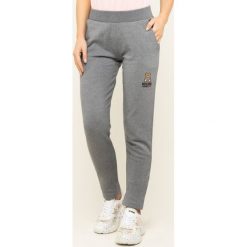 Spodnie dresowe Moschino Underwear & Swim A4329 9026. Szare spodnie damskie Moschino Underwear & Swim, xs, z dresówki. W wyprzedaży za 349,00 zł.