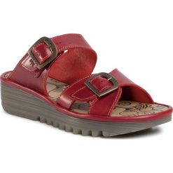 Klapki FLY LONDON - Etanfly P501143003 Bridle Red. Czerwone klapki damskie Fly London, bez wzorów, ze skóry, bez obcasa, na obcasie. Za 429,00 zł.