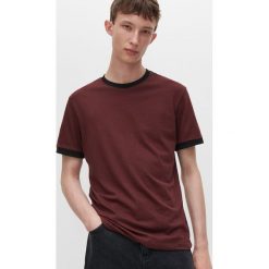 T-shirt z kontrastowym brzegiem -. T-shirty męskie Reserved, s, bez wzorów, z kontrastowym kołnierzykiem. Za 29,99 zł.