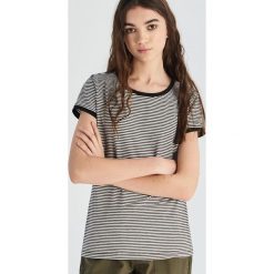 Bawełniany t-shirt z kontrastową lamówką - Czarny. Czarne t-shirty damskie Sinsay, xl, bez wzorów, z bawełny, z kontrastowym kołnierzykiem. Za 19,99 zł.