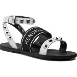 Sandały KENDALL + KYLIE - Rowen Whmle/White/Blk Tend. Czarne klapki damskie KENDALL + KYLIE, z aplikacjami, ze skóry, bez obcasa. W wyprzedaży za 409,00 zł.