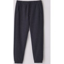 Dresowe spodnie ECO AWARE -. Spodnie męskie Cropp, s, bez wzorów, z dresówki. Za 69,99 zł.