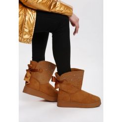 Camelowe Śniegowce Susitna. Brązowe śniegowce damskie Renee, na zimę, z satyny, glamour, przed kolano, bez zapięcia. Za 99,99 zł.