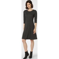 More & More - Sukienka damska, szary. Szare sukienki damskie More & More, bez wzorów, z dżerseju, eleganckie, bez kołnierzyka, bez rękawów. Za 399,95 zł.
