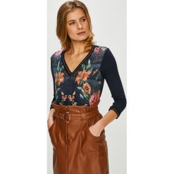 Desigual - Bluzka. Niebieskie bluzki damskie Desigual, s, w kwiaty, z elastanu, casualowe, bez kołnierzyka, bez rękawów. W wyprzedaży za 159,90 zł.