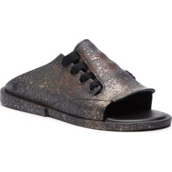 Klapki MELISSA - Ulitsa Splash Ad 32605 Black/Gold 50816. Czarne klapki damskie Melissa, bez wzorów, z tworzywa sztucznego, bez obcasa. W wyprzedaży za 199,00 zł.