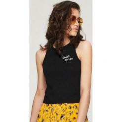 Topy damskie: Top z haftowanym napisem – Czarny
