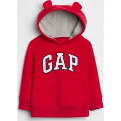 Bluza polarowa w kolorze czerwonym. Czerwone bluzy niemowlęce Gap Kids, z aplikacjami, z polaru, bez rękawów, bez kaptura. W wyprzedaży za 77,95 zł.