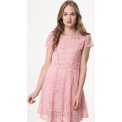 Różowa Sukienka Praise. Różowe sukienki dziewczęce Born2be, bez wzorów, z koronki, z krótkim rękawem, krótkie, mini. Za 59,99 zł.