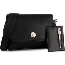 Torebka TOMMY HILFIGER - Charming Tommy Crossover AW0AW07309 BDS. Czarne listonoszki damskie TOMMY HILFIGER, bez wzorów, ze skóry ekologicznej, bez dodatków. W wyprzedaży za 429,00 zł.